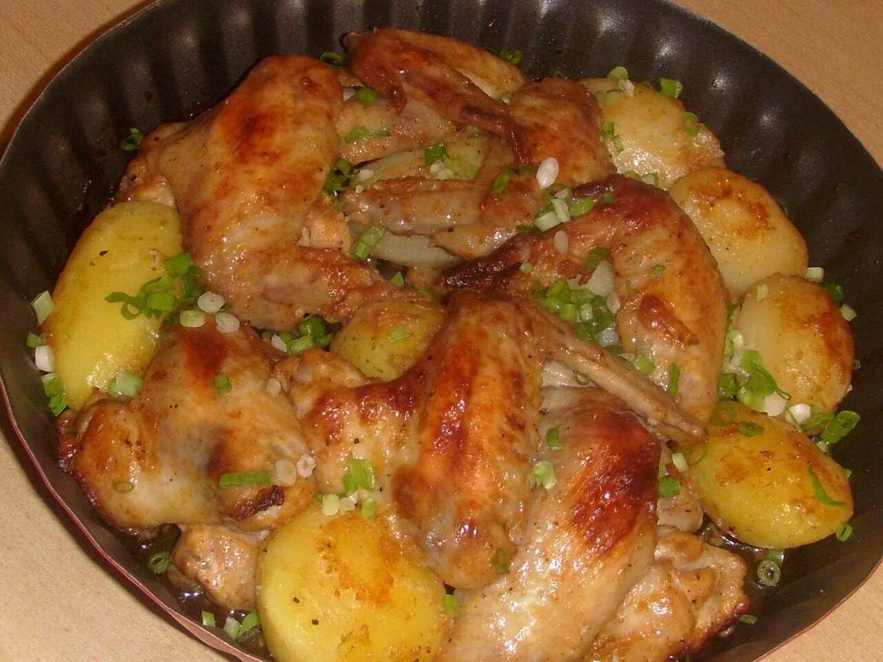 Крылышки и бедрышки в духовке с картошкой. Куриные крылышки с картошкой в духовке. Картофель с курицей. Крылышки с картошкой на сковороде.