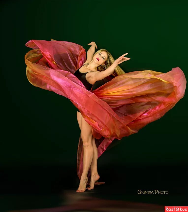 Дуги с цветами для танца. Танец девушка цветок. Танец цветов в детском саду. И. Парад цветов в детском саду.