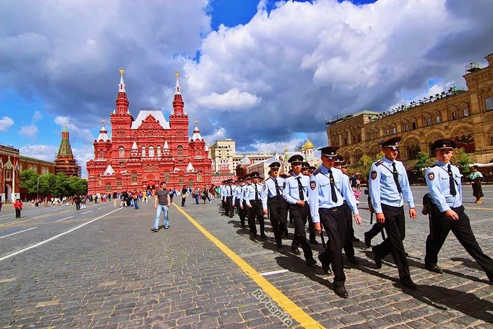 Сегодня на красной площади мероприятия в москве. Красная площадь 40е. Красная площадь 2008 год. Работники на красной площади. Красная площадь Москва сейчас.