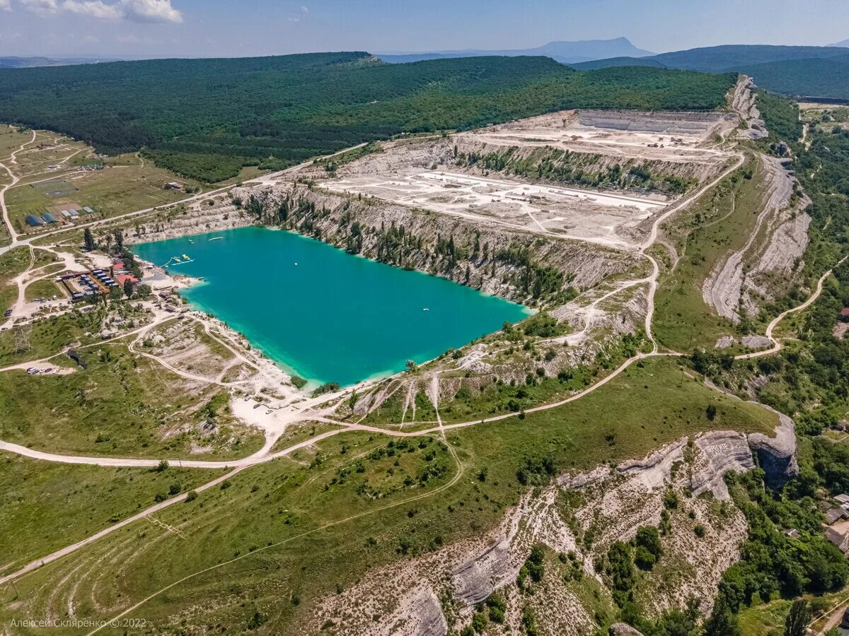 Озера крыма бахчисарайский район. Мраморное озеро Бахчисарайский. Село Скалистое Бахчисарайский район Марсианское озеро. Мраморное озеро Скалистое Крым. Марсианское озеро Симферополь.