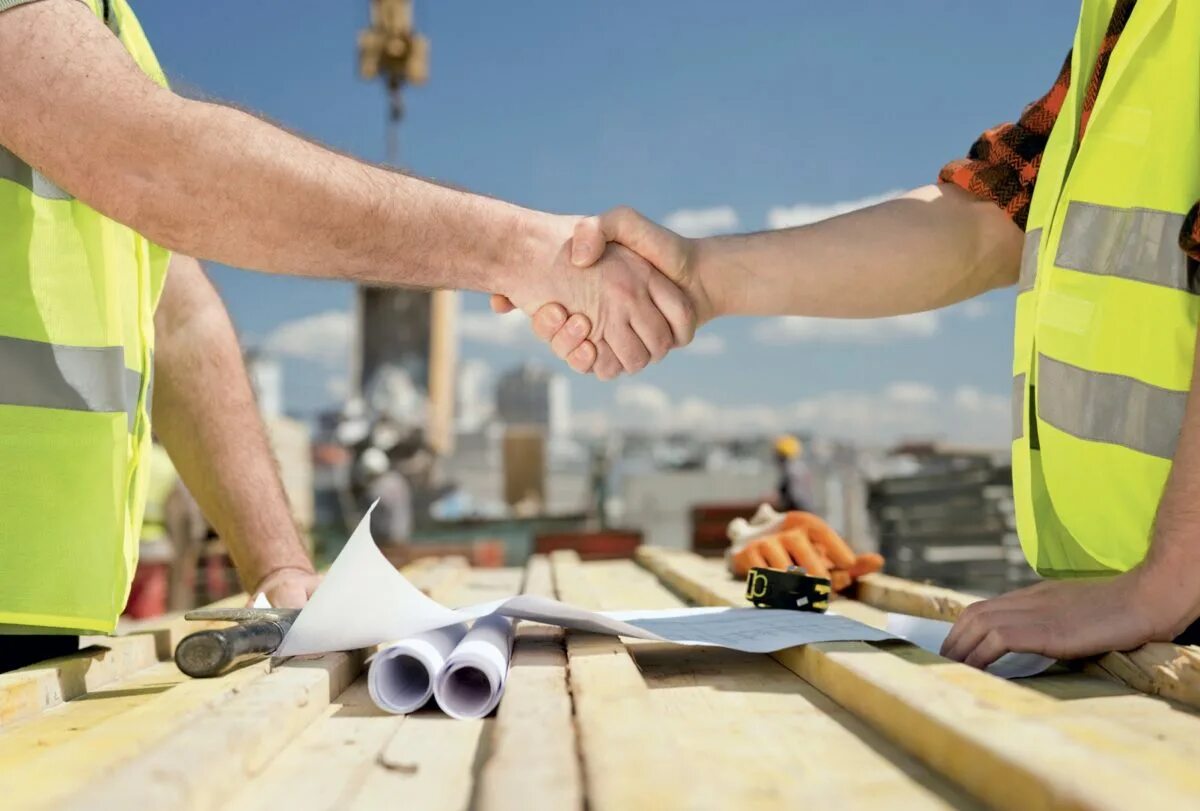 Красивый строитель. Строительная организация. Строительно монтажные работы. Профессия инженер. Поставщики и подрядчики.