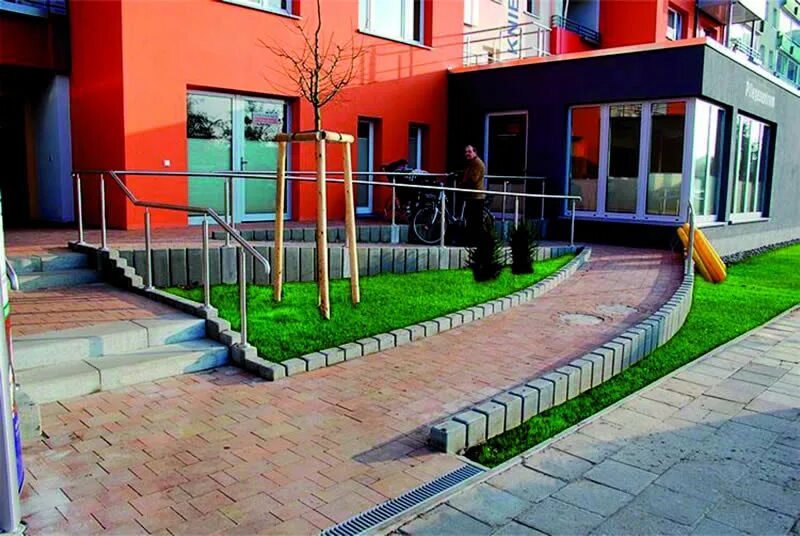 13330. Придомовая территория для инвалидов. Современные спортивные площадки. Доступная среда для мгн. Тактильные полосы для инвалидов на улице.