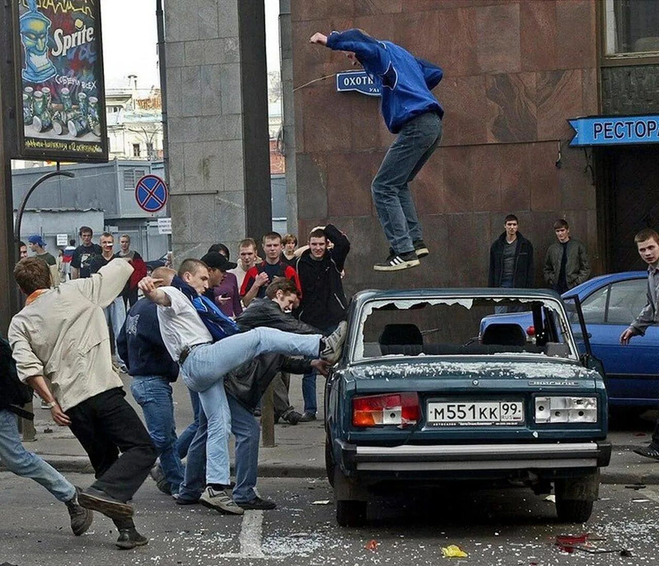 2 июня 2002. Погромы в Москве 2002 Россия Япония. Погром на Манежной площади 2002. Беспорядки 2002 года в Москве.