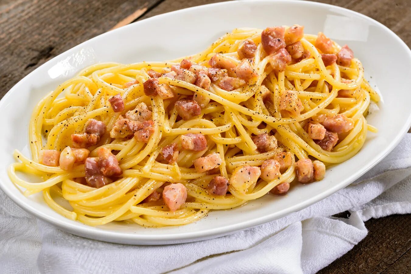 Спагетти карбонара. Гуанчиале карбонара. Italian pasta Carbonara. Паста с беконом и яйцом