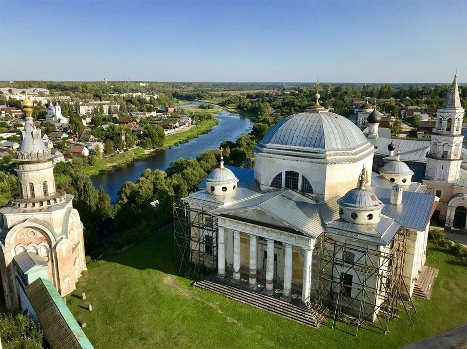 Новоторжский борисоглебский мужской монастырь. Борисоглебский монастырь Торжок. Новоторжский Борисоглебский монастырь Тверская область. Новоторжский Кремль Торжок. Новоторжский Борисоглебский монастырь Веденская Церковь.