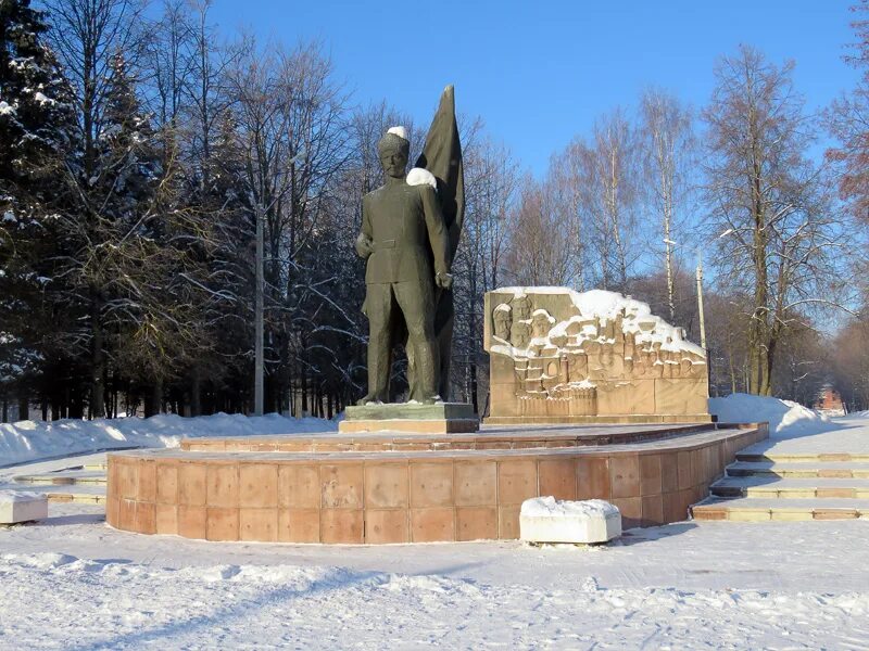 Гжатск Гагарин. Гагарин Смоленская область памятник. Гагарин памятник в Гжатске. Памятник Солнцеву в городе Гагарин. Г гагарин памятники