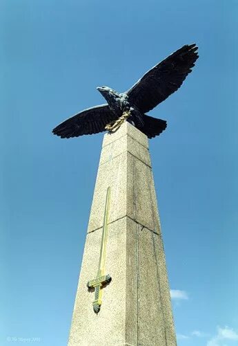 Орел кутузова. Памятник на бородино орел. Кутузов орел. Кутузов на коне 1812. Обелиск кутузова на бородинском поле.