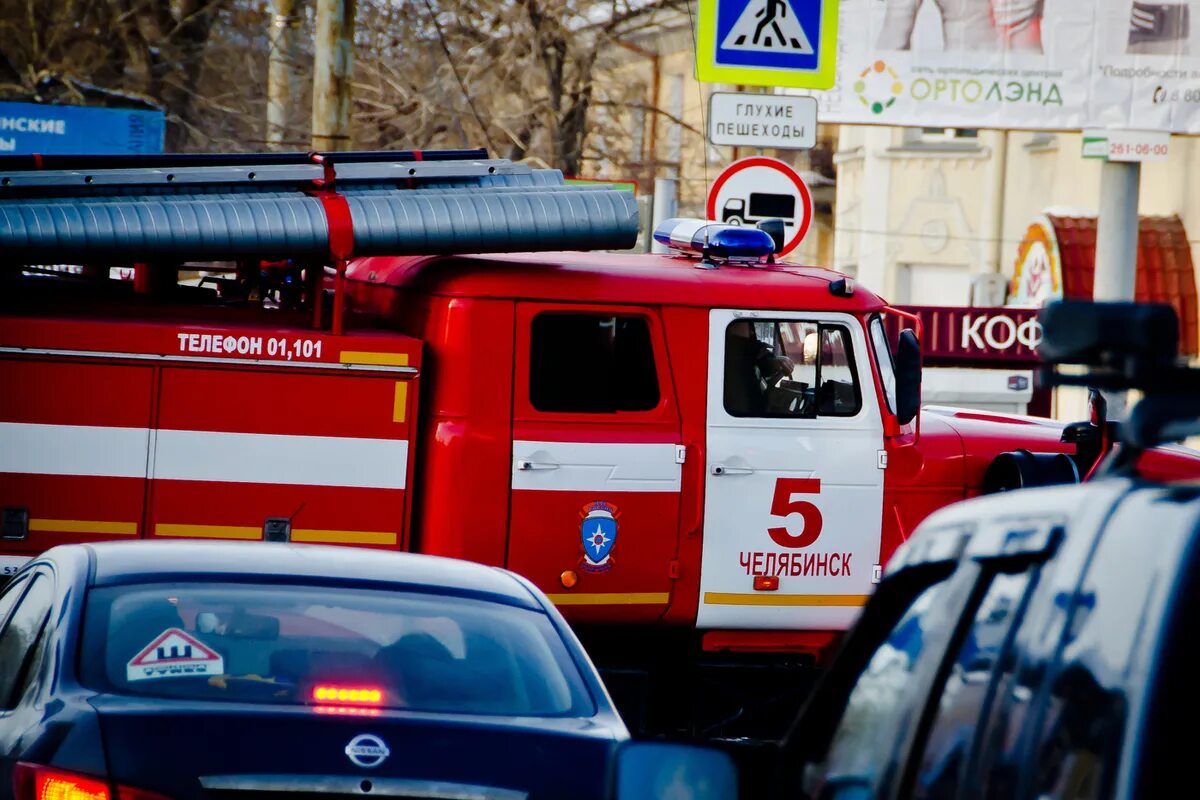 Пожарные машины челябинска. Камаз-43253-g5 пожарная машина. Пожарный урал зимой. Пожарные машины челябинска. Пожарные машины челябинска.