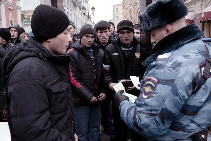 Полиция и иностранные граждане. Полиция проверяет мигрантов. Мигранты в Москве полиция. Мигранты в Москве. Новости миграционной политики