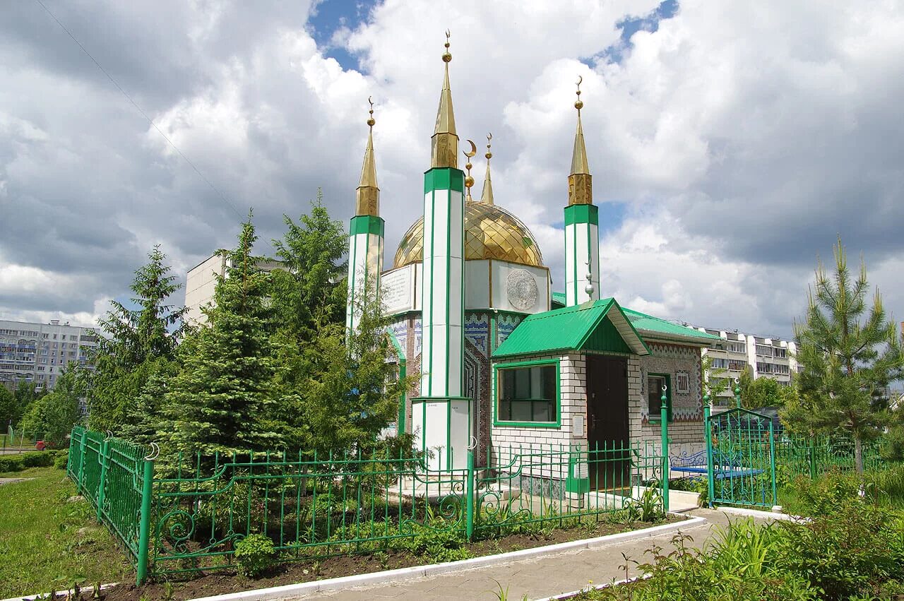 Самая маленькая мечеть в набережных челнах. Мечети в городе набережные челны. Самая маленькая мечеть в мире набережные челны. Мечеть нур ихлас в набережных челнах. Мечеть сююмбике набережные челны.