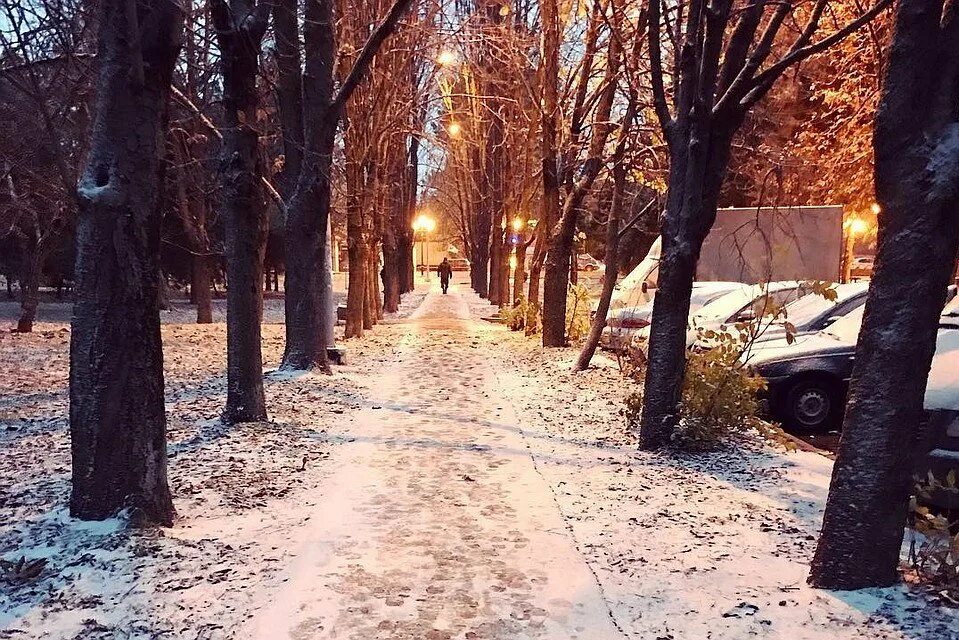 Утром 13. Первый снег. Первый снег в городе. Первый снег в Краснодаре. Первый снег город утро.