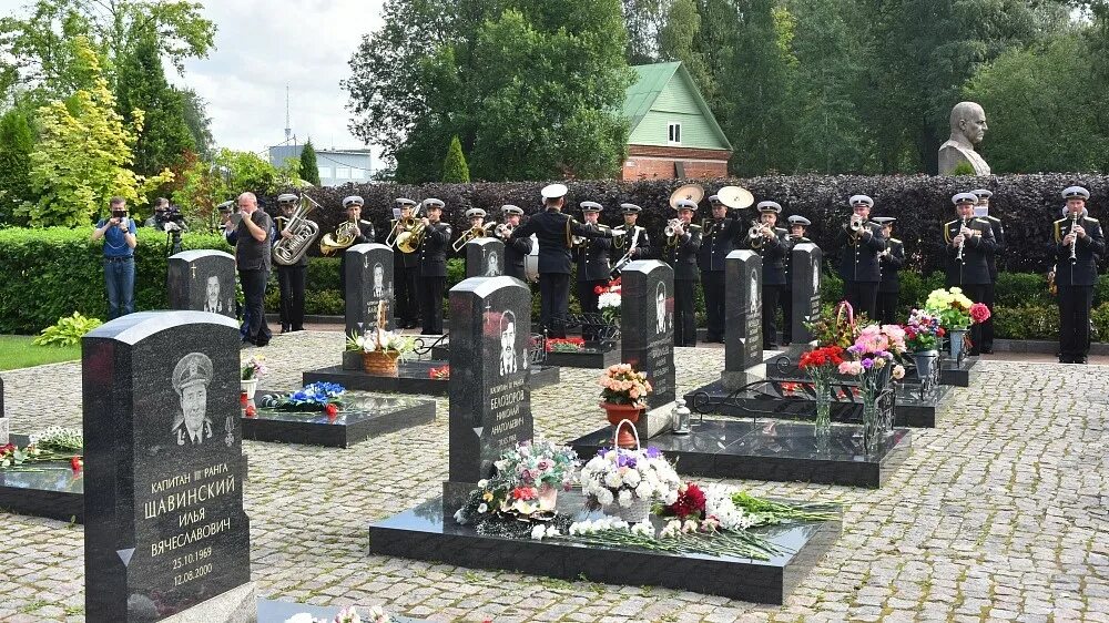 Серафимовское кладбище экипаж Курска. Мемориал АПЛ Курск Серафимовское кладбище. Серафимовское кладбище аллея героев подводников. Могилы Курска на Серафимовском кладбище. Курск вдовы