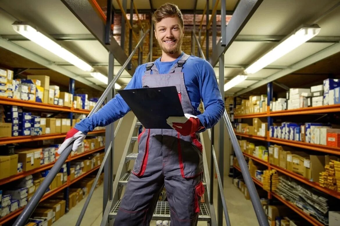 Покупатель в магазине автозапчастей. Продавец в магазине инструментов. Продавец консультант автозапчастей. Менеджер по подбору запчастей. Продавец консультант автозапчастей.