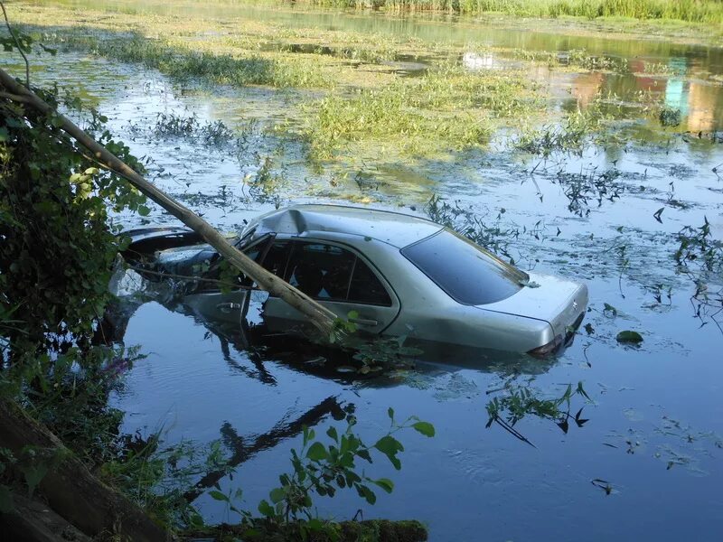 Утопленные машины в реке. Машина утонула в реке. Утопили машину.