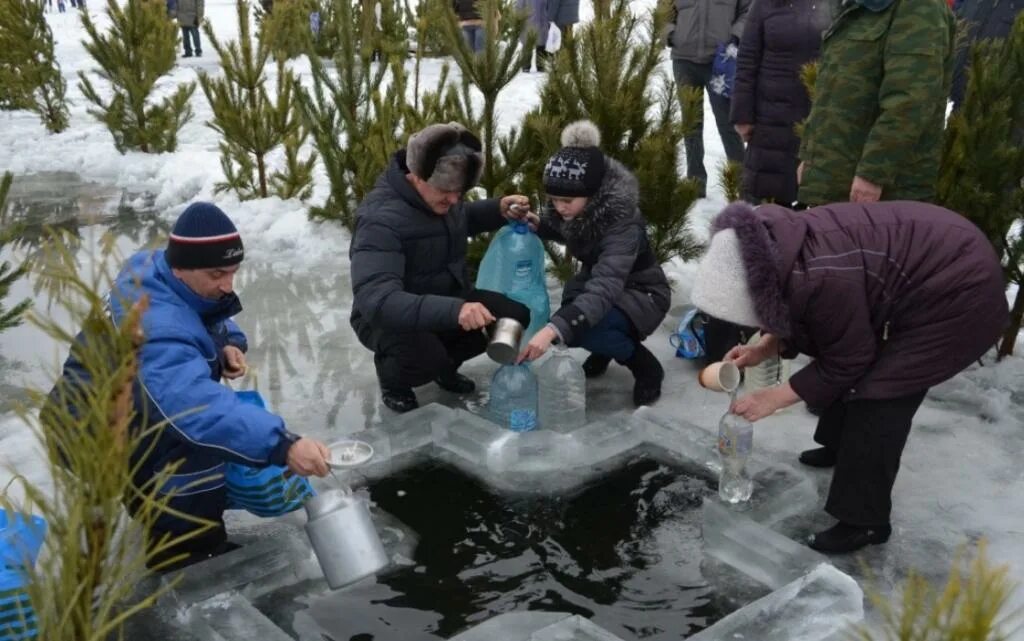 Во сколько можно набирать воду на крещение. Освящение воды. люди набирают святую воду. освящение воды на крещение. о крещенской воде.