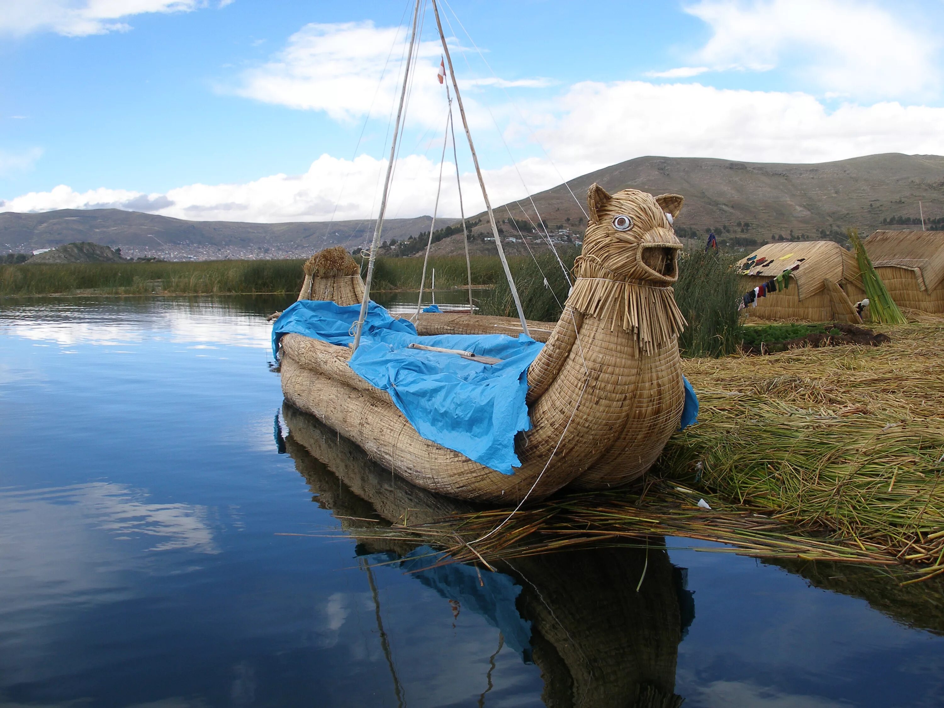 The floating islands of lake titicaca. Озеро титикака перу. titicaca озеро в перу. лодка урос перу. озеро титикака лодки.
