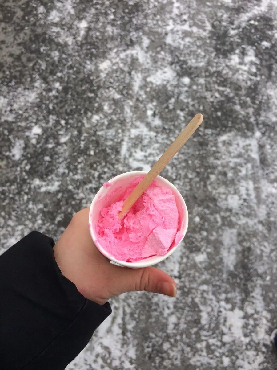 люди зимой. дети едят мороженое зимой. советское мороженое. русские едят мороженое зимой. русские едят мороженое зимой.