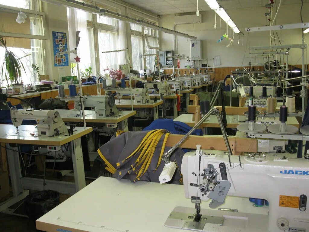 пошивочный цех ткацкой фабрики. пошив спецодежды. цех по пошиву спецодежды. швейный цех спецодежда. швейный цех спецодежда.