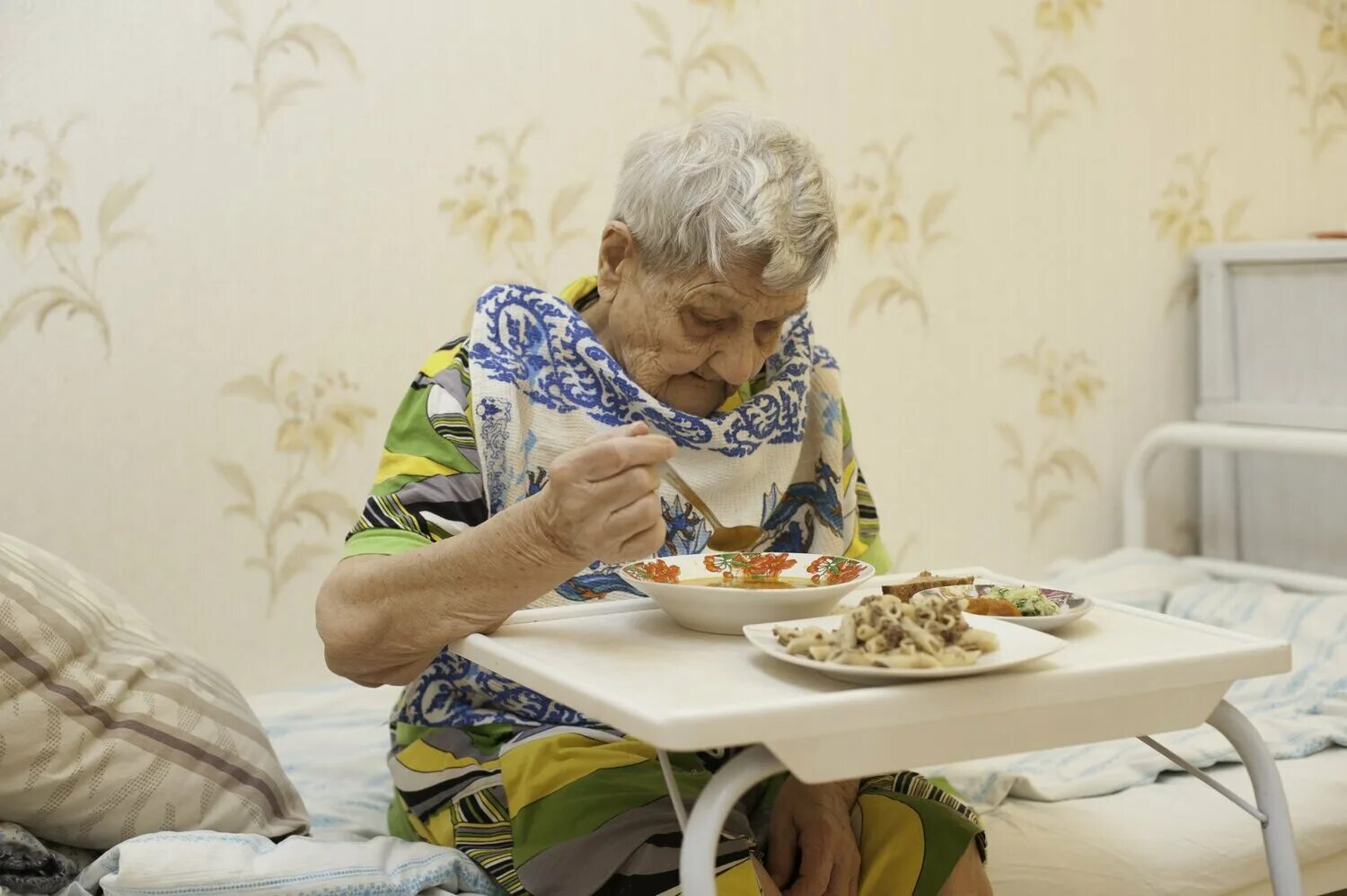 Деменция отказывается от еды. Пища для пожилых людей. Бабушка за столом. Питание в доме престарелых. Столик для пожилых людей.