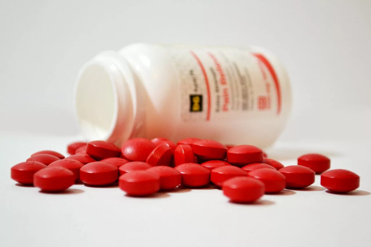 Польза заказать лекарства. Красная таблетка. Таблетки красного цвета. Таблетки в красной оболочке. Таблетки для сердца красного цвета.