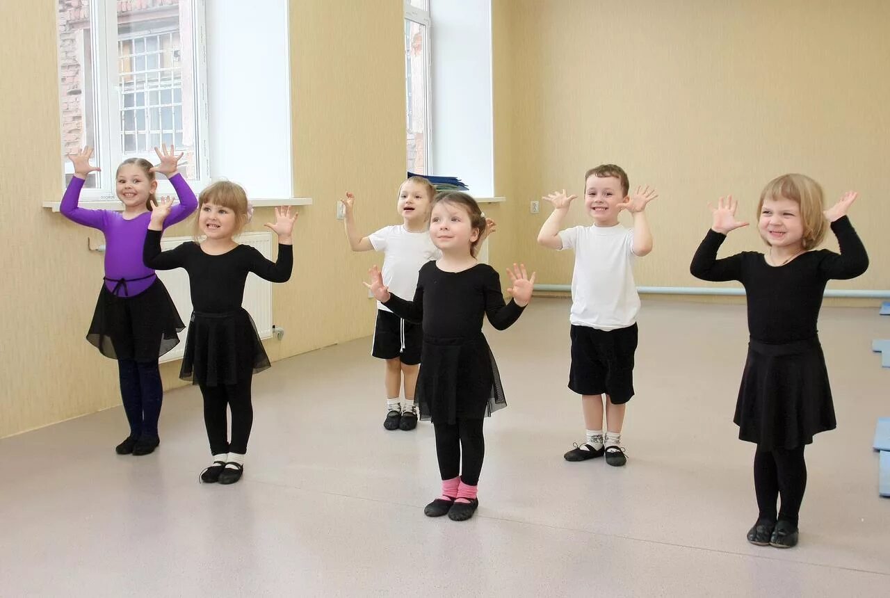 Танцы для малышей. Ритмика для малышей. Занятия хореографией для детей. Хореография для детей 4 лет.