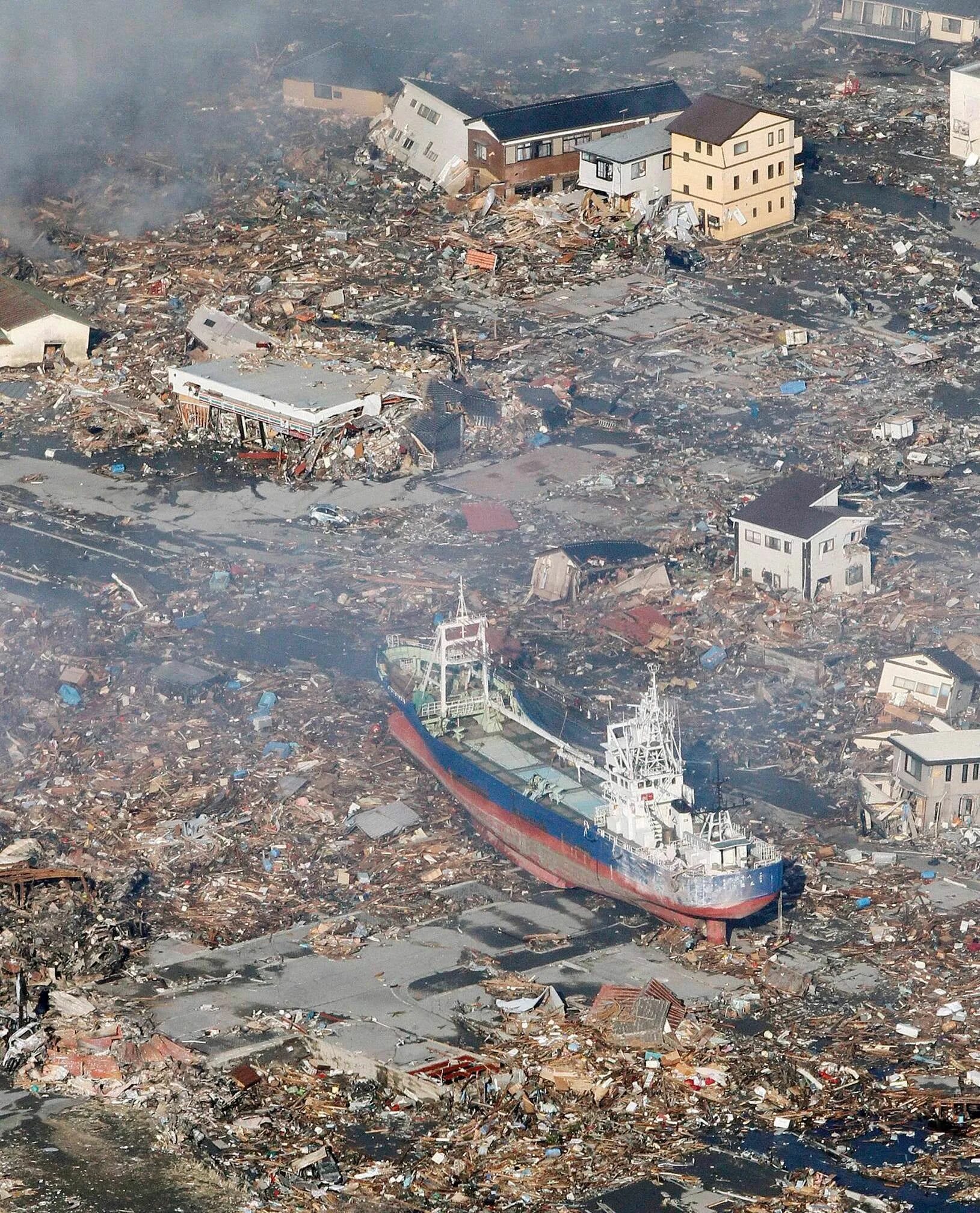 Natural disasters tsunami. ЦУНАМИ В Японии в 2011. Япония 2011 землетрясение и ЦУНАМИ. Фукусима ЦУНАМИ.