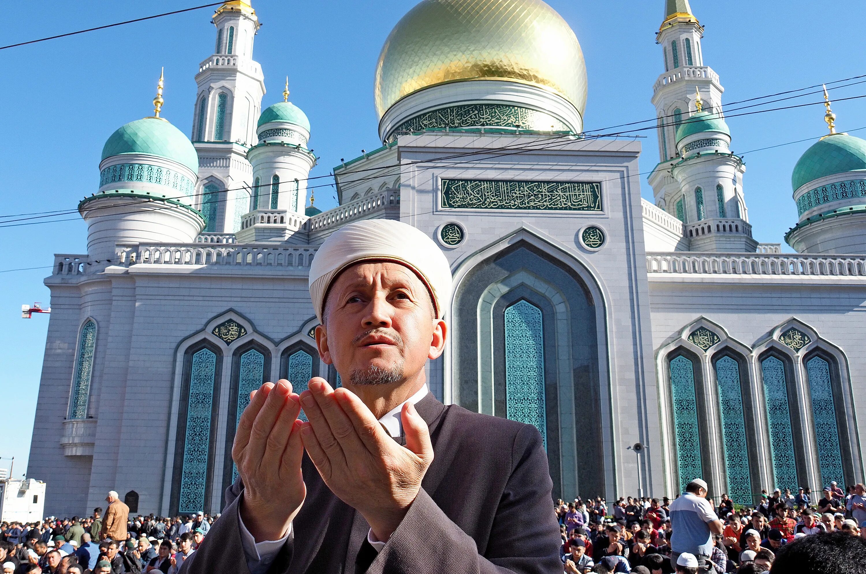 Разговение это в исламе. Празднование Ураза байрам в мечети в Москве. Ураза байрам Московская Соборная мечеть.