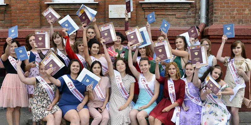 выпускной выступление. образ на выпускной в университете. выступление выпускницы тамбовского медицинского колледжа. выступление выпускницы тамбовского медицинского колледжа. тамбовский областной медицинский колледж лапочкин.