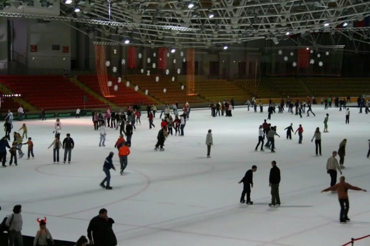 Ледовый дворец Крылатское каток. Дворец ледового спорта, каток «Крылатское». Ледовый дворец Хрустальный Москва. Ледовый дворец Хрустальный в Коньково. Крытый каток для массового катания