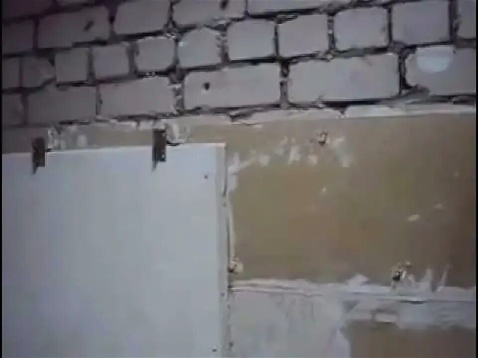 Гкл на клей на стену. Внутренняя отделка газобетона. Клей для гипсокартона на стену. Штукатурка гкл. Гипсокартон на стену из газобетона.