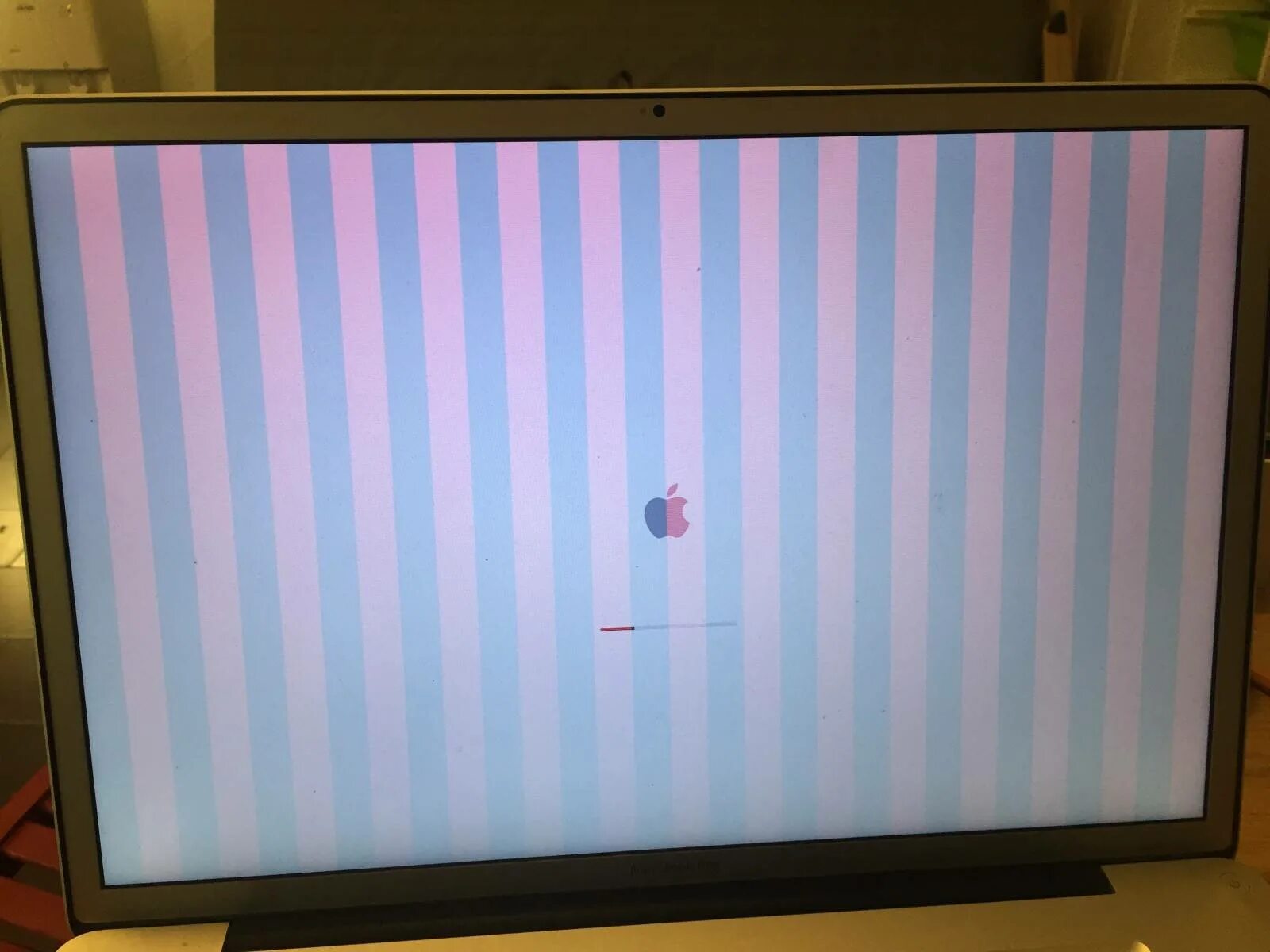 Красные полосы на экране монитора. Macbook air 1466 полосы на экране. полосы на мониторе. вертикальные полосы на экране монитора. горизонтальные полоски на экране.