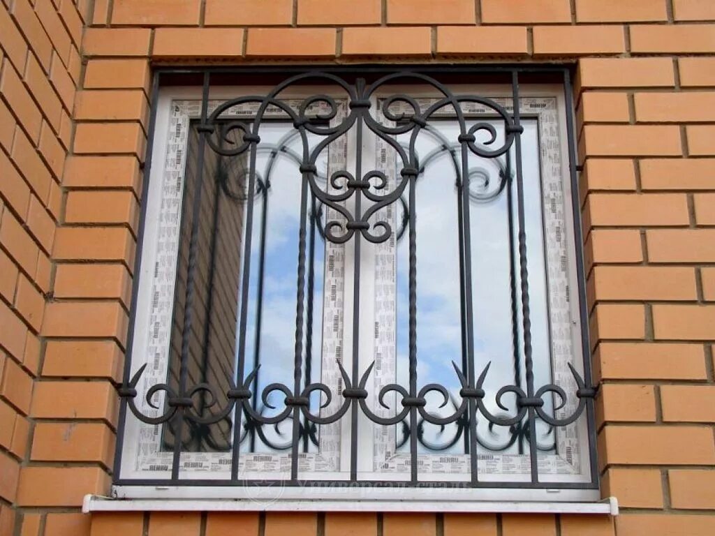 Решетки на окнах цена москва. Кованые решетки Нейбута 10а. Решетка на окно металлическая. Кованые решетки на окна.