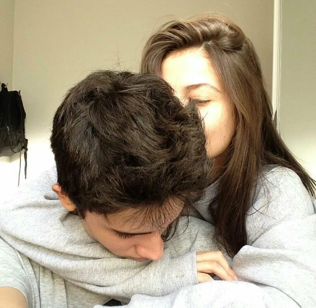 Девушка и сестра парня. Милые парочки. милые подростковые пары. парень и девушка обнимаются. красивые парочки подростков.