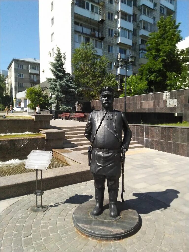 Памятник городничему. Городовой на кировке челябинск. Скульптура аптекарь во владимире. Скульптуры города владимира. Памятник городничему.