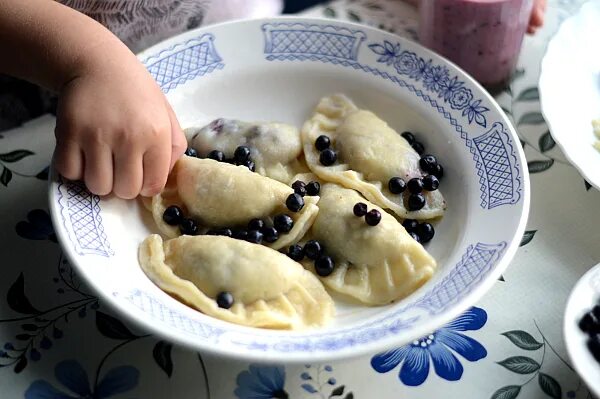 Вареники с черникой. Вареники с голубикой. Пельмени с черникой. Вареники с пасленом.