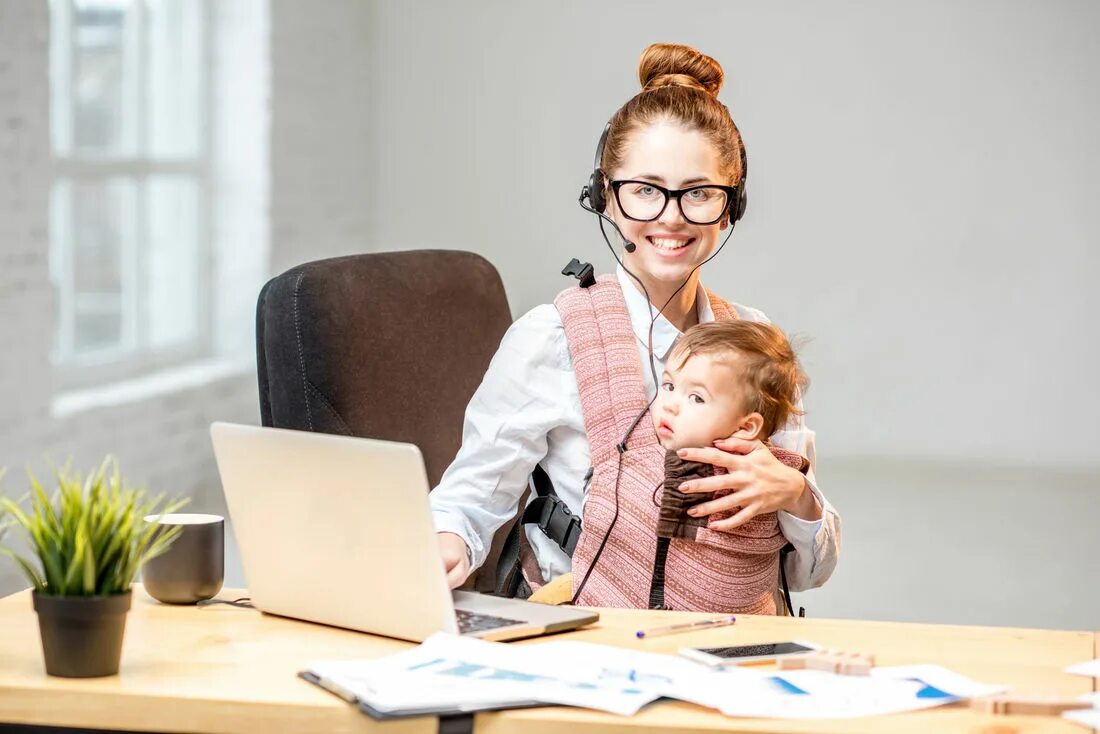 Материнство и самореализация. Женщина счастливая фриланс дети. Карьера и дети. Карьера и семья в жизни женщины. Мама работает.