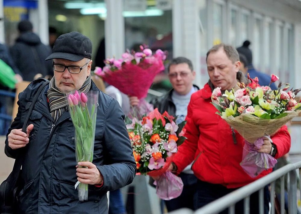 Кто считается автором празднования международного женского дня. Мужчина с цветами. Праздник с цветами.
