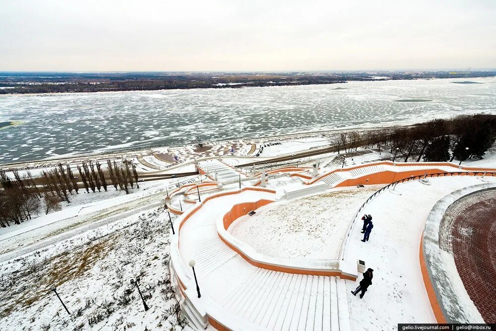 Куда сходить в нижнем новгороде зимой 2025. Чкаловская лестница нижний новгород. чкаловская лестница нижний новгород зимой. верхневолжская набережная нижний новгород зимой. нижний новгород чкаловская лестница зимой 2025.