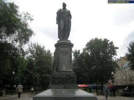 Памятник грибоедову