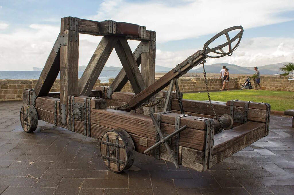 Греция баллиста. Катапульта на белом фоне. Мангонель катапульта. Римская катапульта. Баллиста средневековая баллиста.