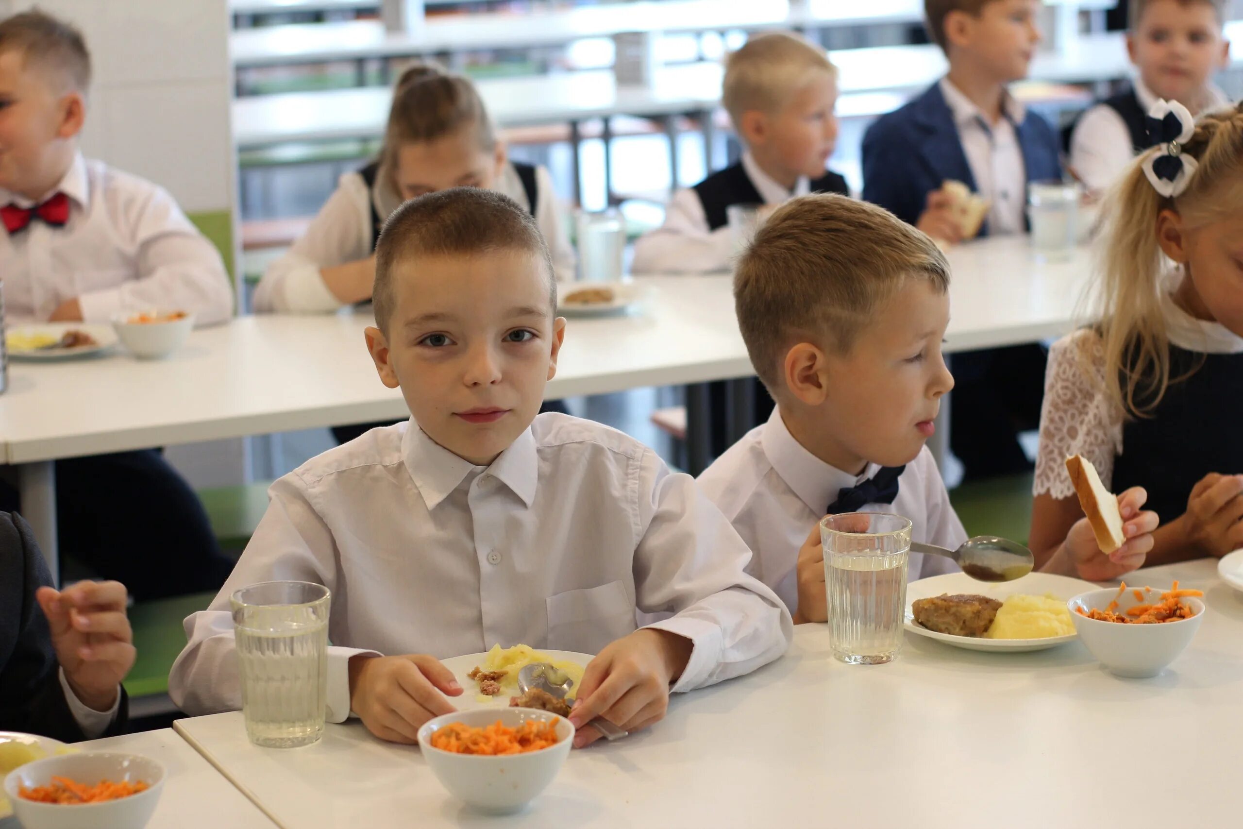 Школьное питание регистрация. Школьная столовая. Обед в школе. Горячее питание школьников. Еда в школьной столовой.
