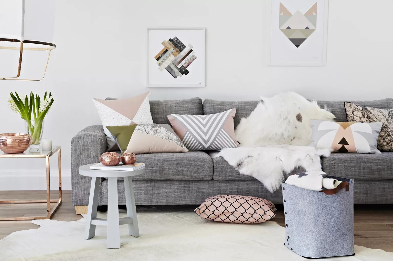 Серый диван и подушки в стиле Сканди. Софа в стиле Сканди. Текстиль в стиле Сканди. Скандинавский стиль в интерьере.