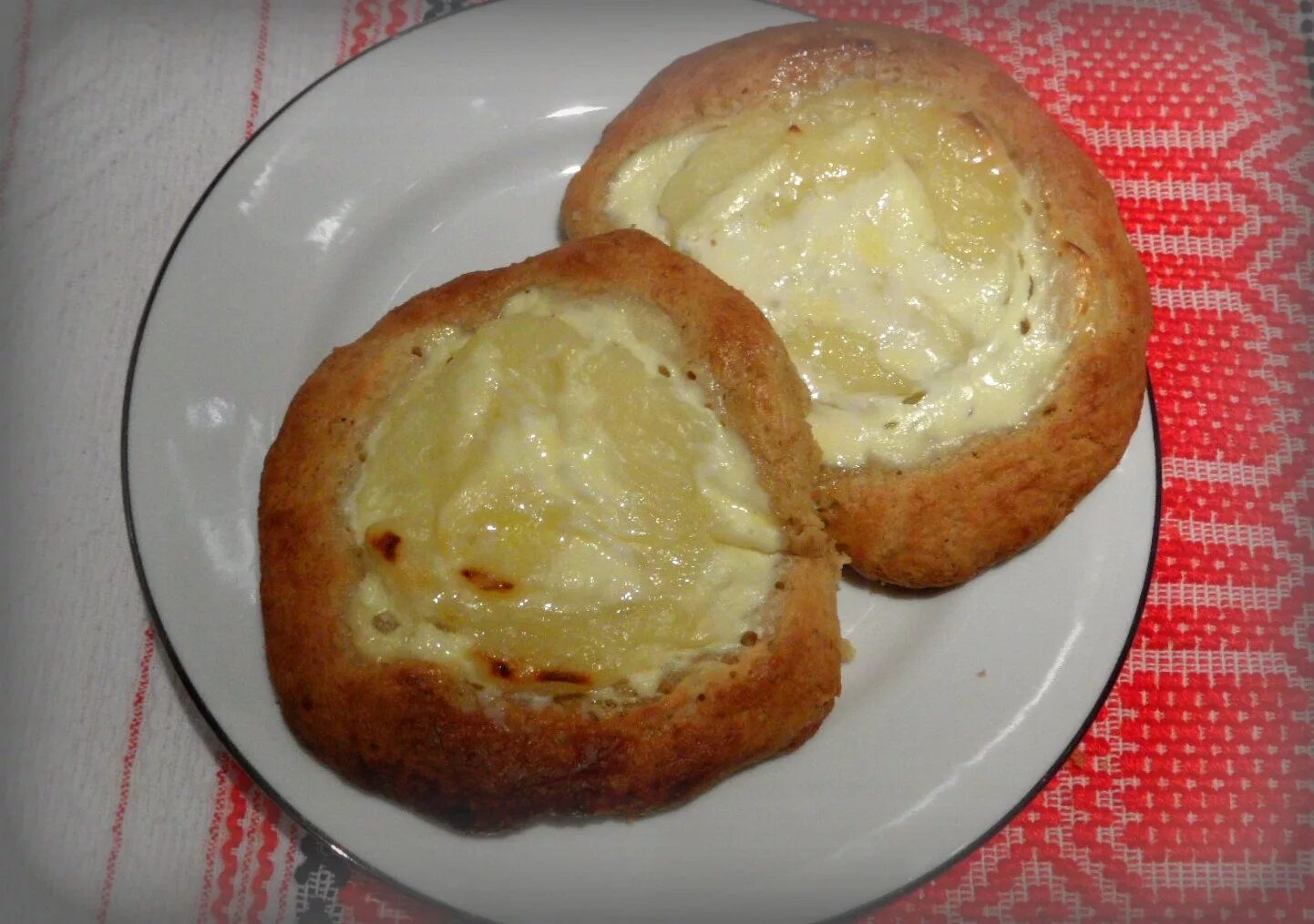 Шанежка с яйцом. Шаньги чье национальное блюдо. Уральские шанежки с картошкой. Шаньги пирожки. Картупеля шаньга.