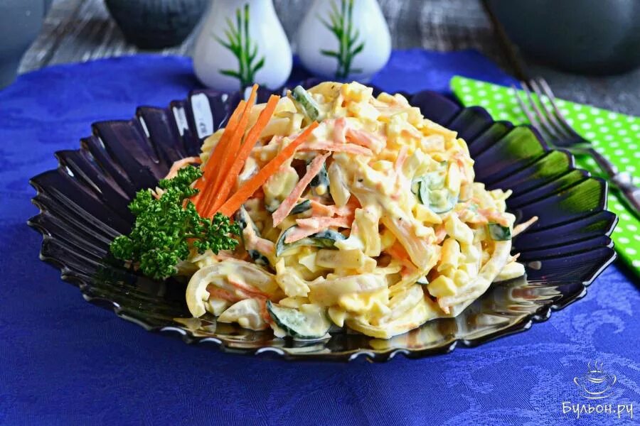 Праздничный салат с кальмарами рецепт. Салат с кальмарами. Вкусный салат на праздничный стол с кальмарами. Салат с кальмарами на праздничный стол. Салат из кальмаров на праздничный стол.