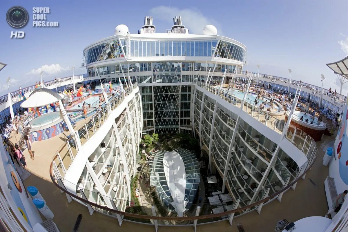 Круиз лайнер оазис. Самый большой лайнер круизный в мире оазис. oasis of the seas в венеции. оазис морей круизный лайнер в санкт-петербурге. oasis of the seas в порту венеции.