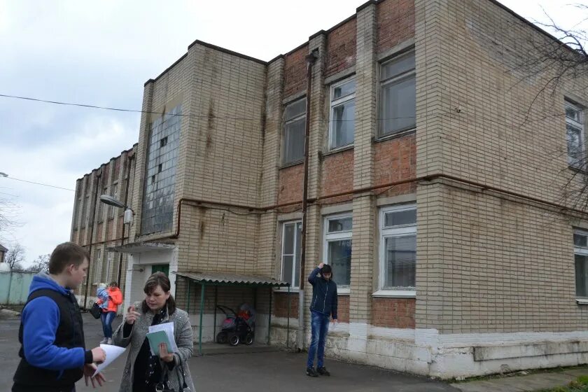 Сальск ребенок. Детская поликлиника Сальск. Городская больница Сальск. Поликлиника Сальск. Здание детской поликлиники в белой глине.