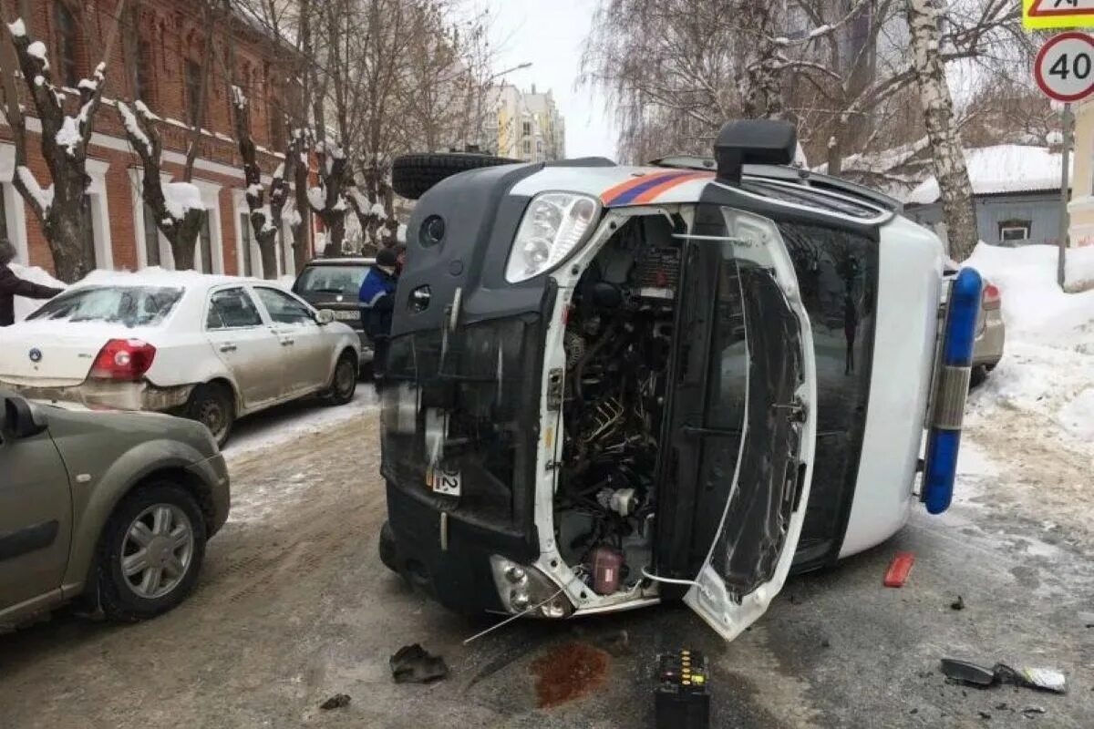 Нападение машин. Машины аварийных служб в ДТП. Авария аварийки. Авария в Уфе вчера в Черниковке.