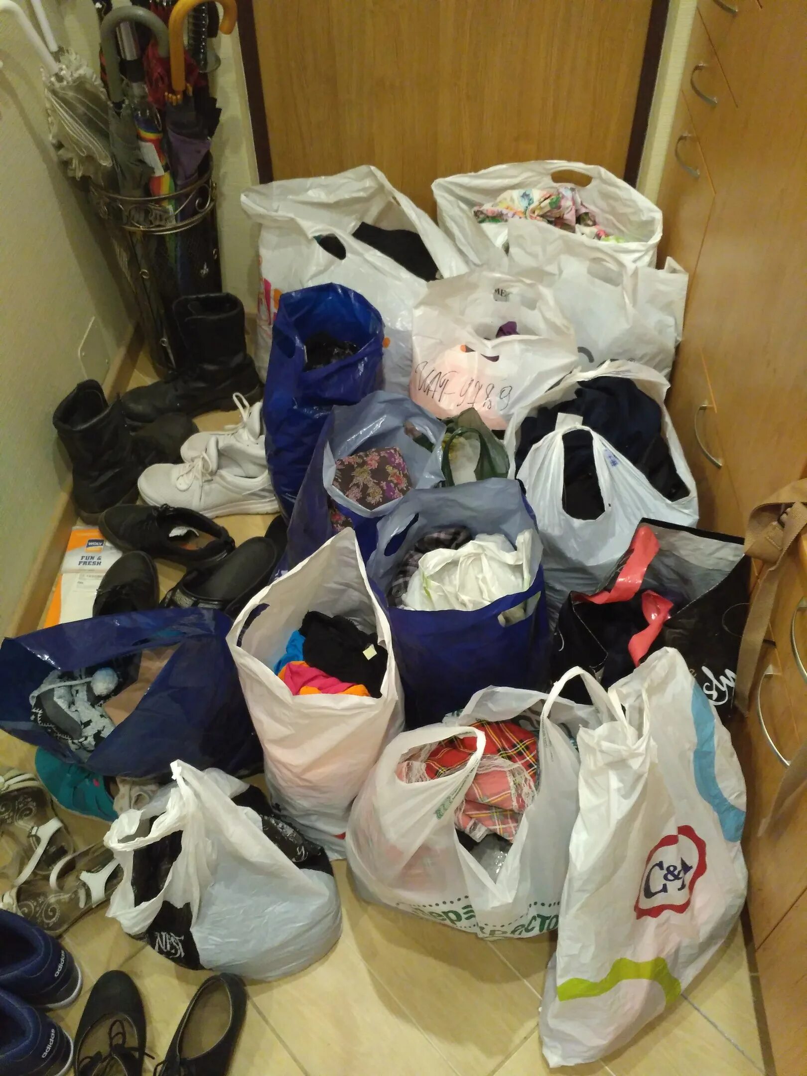 Где продать бу одежду. Продай вещи. Секонд хенд одежда. Куча одежды. Где продать бу одежду.