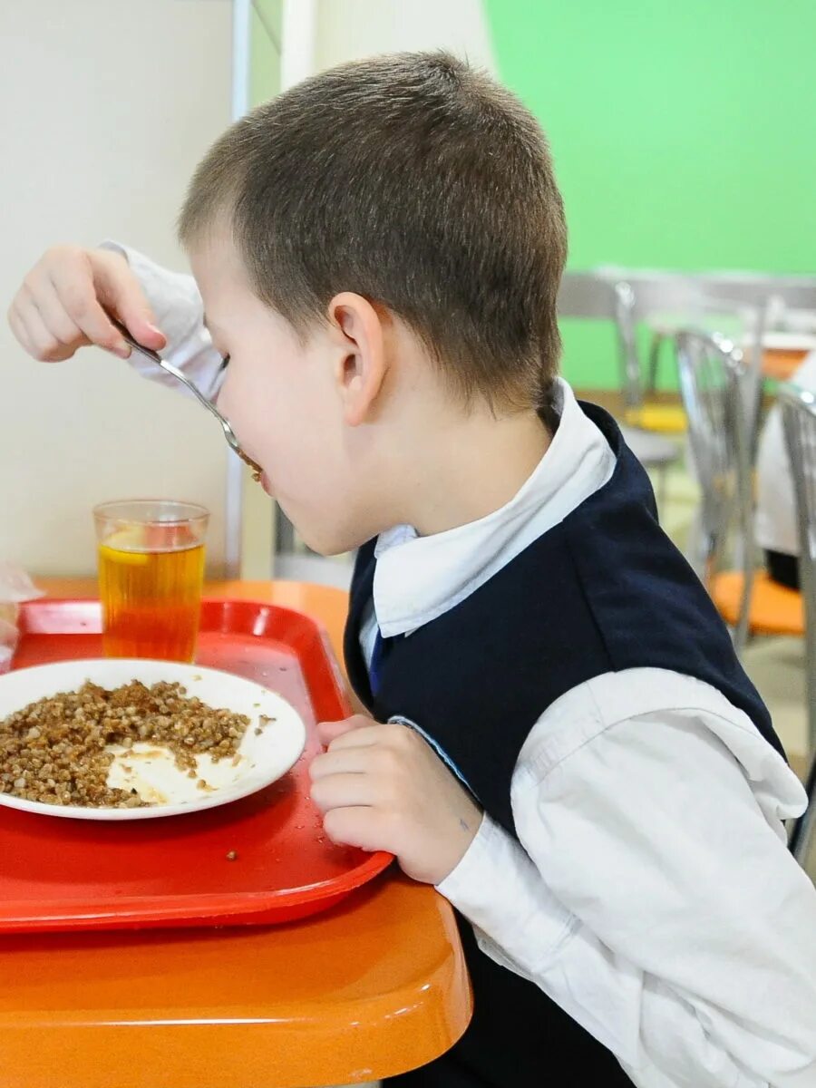 Обед школьника. Еда в школьной столовой. Обед в школе. Питание школьников. Питания 10 школы