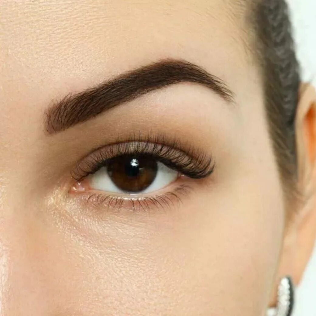 Бровь окрашивание татуаж. Окрашивание бровей перманентной краской. Перманент волосковая техника. Долговременная укладка бровей. Перманентный макияж бровей.